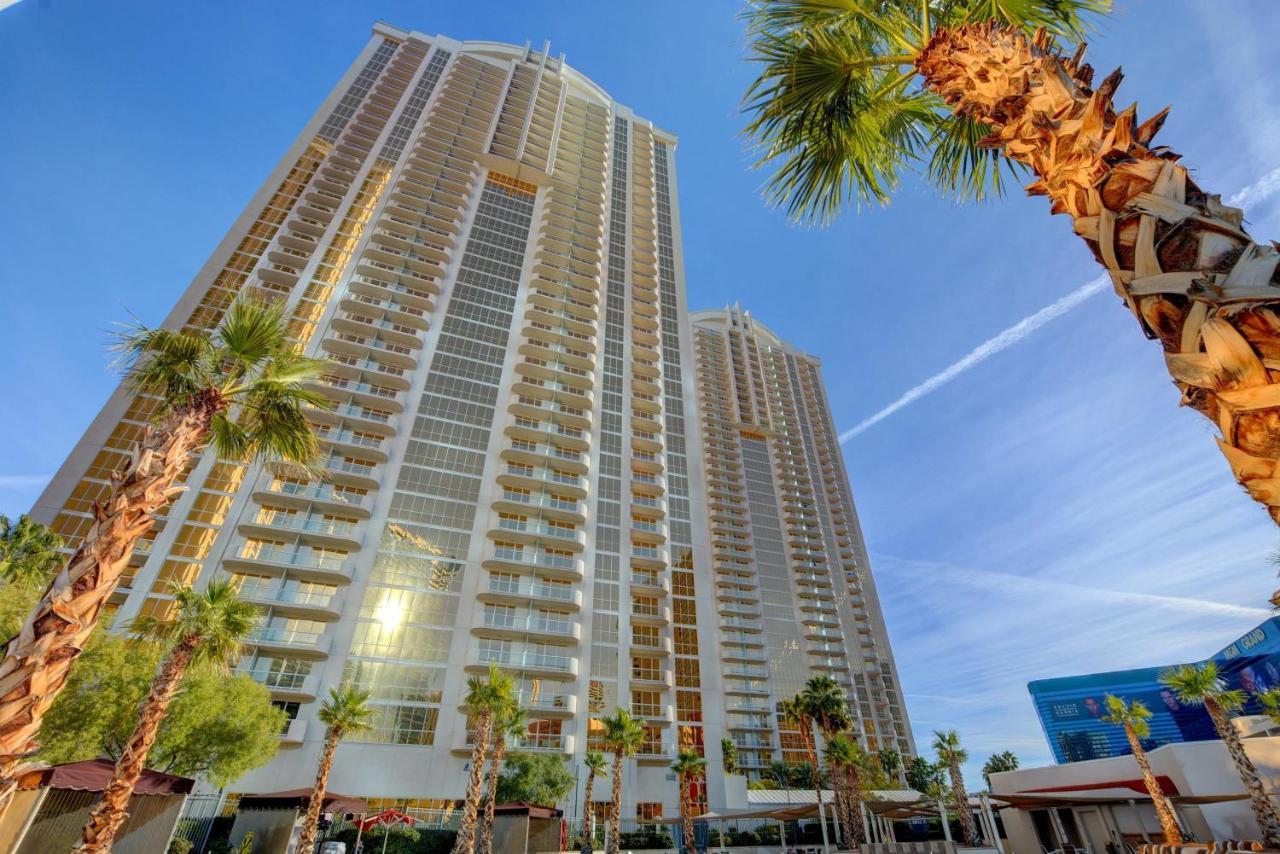 Holiday home Mgm Signature-30-721 1br2ba F1 Strip View Balcony